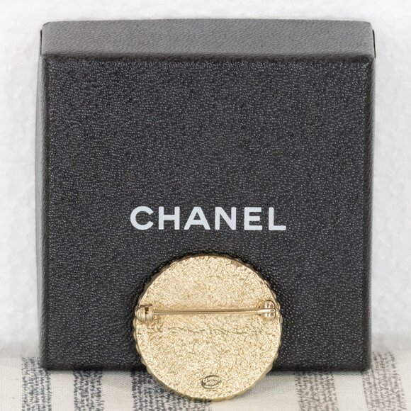 CHANEL WHITE WITH ROPE EDGE BLACK CC BUTTON BROOCHE 2008 COLLECTION - Picture 5 of 8